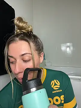 Aussielulu live cam, Australia, Curvy, Blonde, Green - EroticFlix