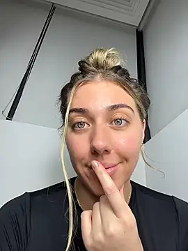 Aussielulu live cam, Australia, Curvy, Blonde, Green - EroticFlix