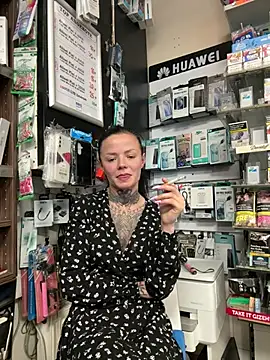 SkinnyLilly live cam, Germany, Athletic, Brown, Green - EroticFlix