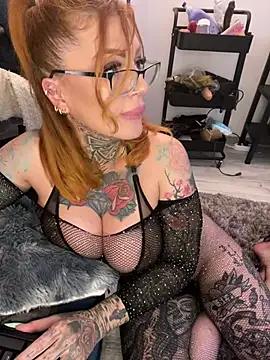 krysstal003 live cam, Italy, Curvy, Red, Green - EroticFlix
