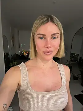 raeparks live cam, Australia, Athletic, Blonde, Green - EroticFlix